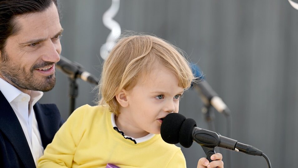 Julian de Suecia hablando por un micrófono en la inauguración de un parque infantil con su nombre en Halland