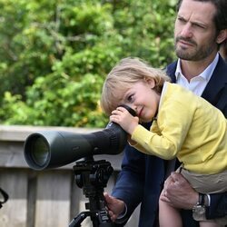 Julian de Suecia mirando por un telescopio terrestre en la inauguración de un parque infantil con su nombre en Halland