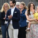 Julian de Suecia aplaudiendo junto a Carlos Felipe y Suecia de Suecia en la inauguración de un parque infantil con su nombre en Halland