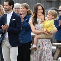 Julian de Suecia aplaudiendo junto a Carlos Felipe y Suecia de Suecia en la inauguración de un parque infantil con su nombre en Halland