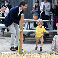Julian de Suecia corriendo en presencia de Carlos Felipe y Sofia de Suecia en la inauguración de un parque infantil con su nombre en Halland