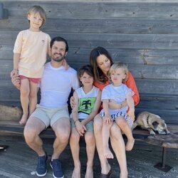 Carlos Felipe y Sofía de Suecia y sus hijos en un divertido posado de verano