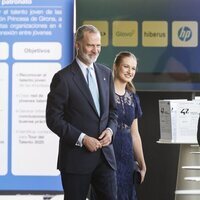 El Rey Felipe VI y la Princesa Leonor, muy sonrientes a su llegada a los Premios Princesa de Girona 2024