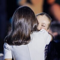 La Reina Letizia y la Princesa Leonor se abrazan tras el discurso de la Princesa Leonor en los Premios Princesa de Girona 2024