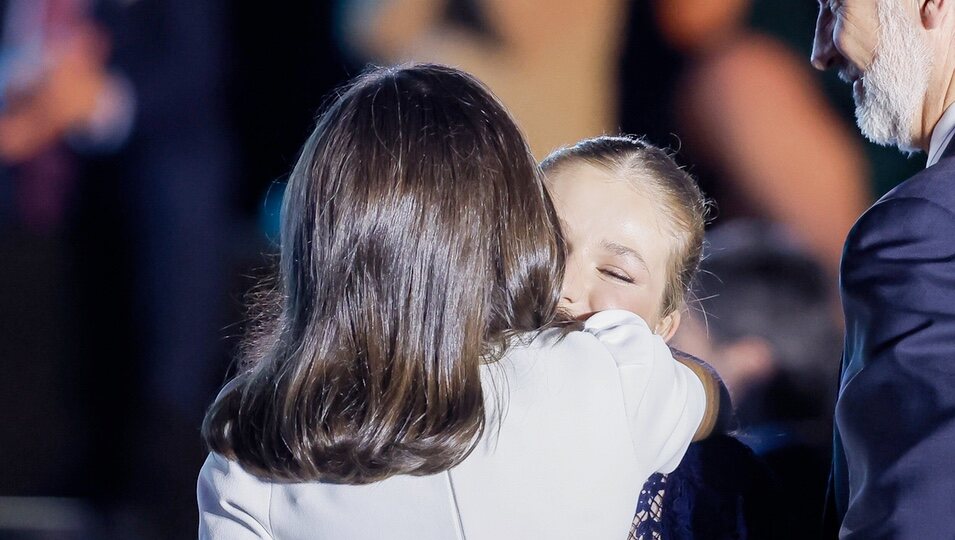 La Reina Letizia y la Princesa Leonor se abrazan tras el discurso de la Princesa Leonor en los Premios Princesa de Girona 2024