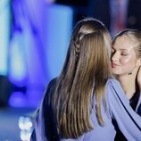 La Princesa Leonor y la Infanta Sofía se dan un beso tras el discurso de la Princesa Leonor en los Premios Princesa de Girona 2024