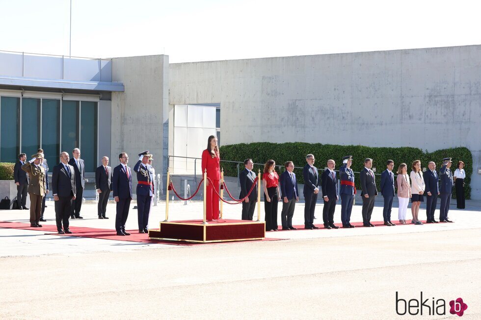 La Princesa Leonor escuchando el Himno de España en su despedida con honores por su viaje oficial a Portugal