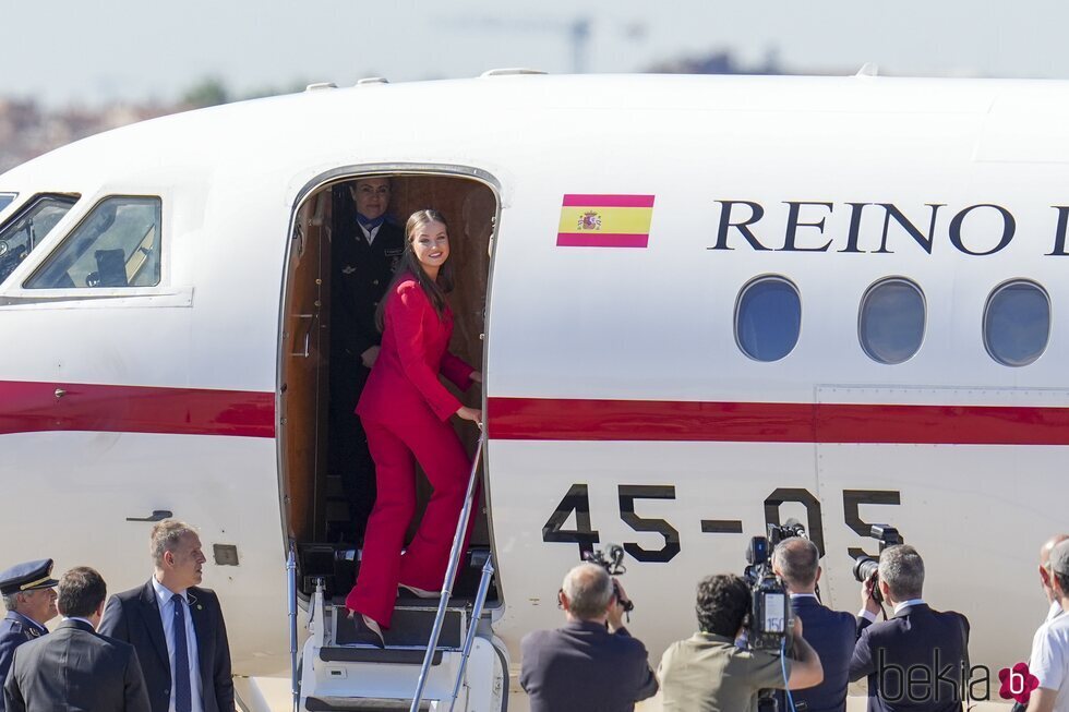 La Princesa Leonor entrando en el avión que le llevó en su primer viaje oficial a Portugal