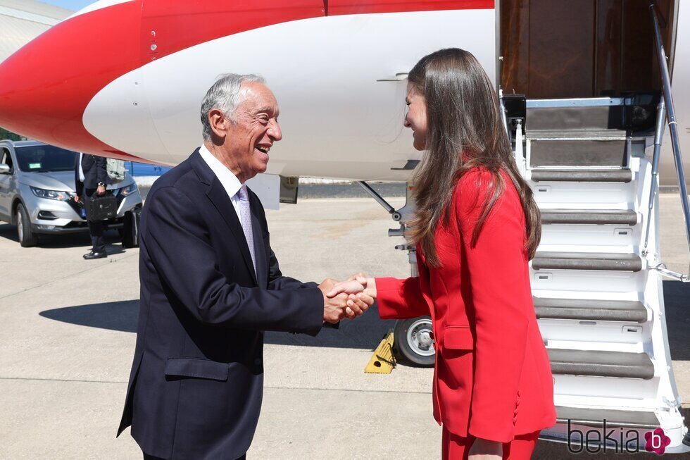 La Princesa Leonor saluda al Presidente de Portugal a su llegada al Aeropuerto de Lisboa en su primer viaje oficial a Portugal