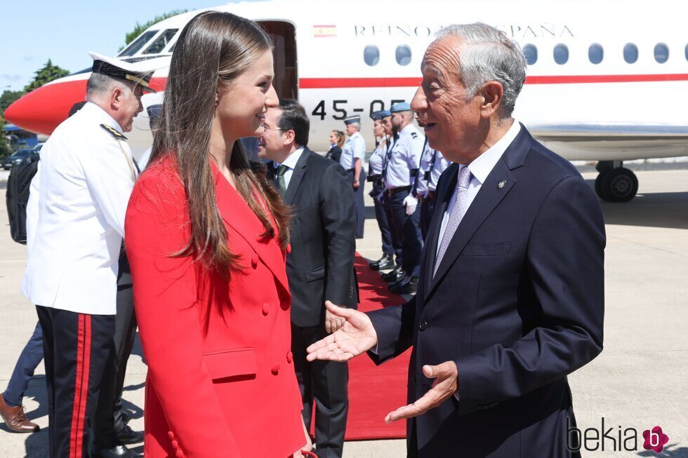 La Princesa Leonor y Marcelo Rebelo de Sousa hablando en el recibimiento a la Princesa Leonor en su primer viaje oficial a Portugal