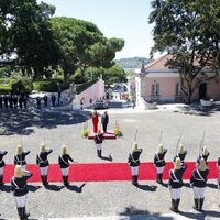 La Princesa Leonor y Marcelo Rebelo de Sousa en el recibimiento de honor a la Princesa Leonor en su primer viaje oficial a Portugal