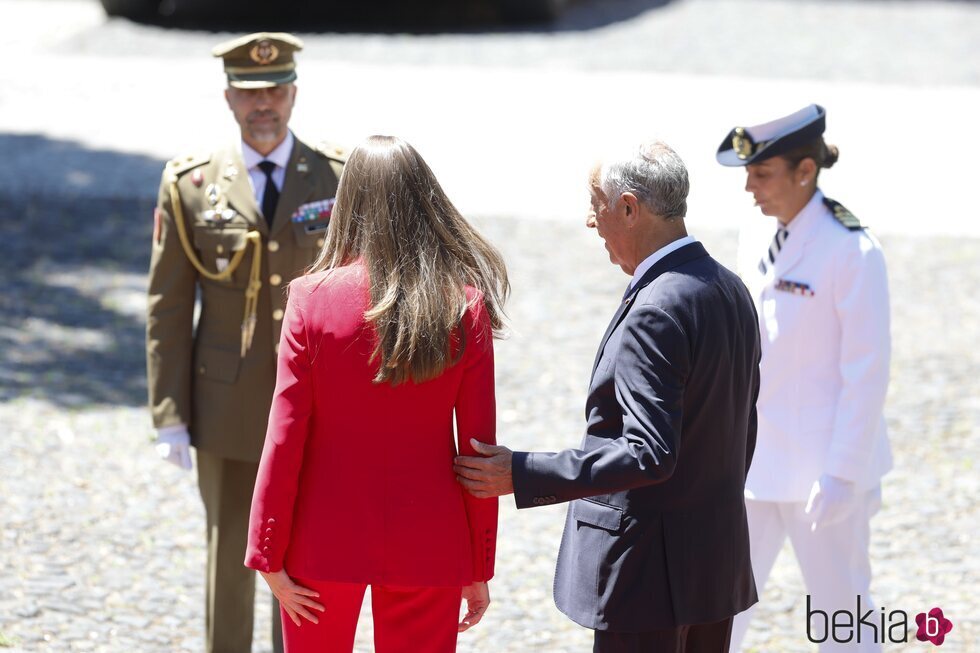 Marcelo Rebelo de Sousa coge del brazo a la Princesa Leonor en su primer viaje oficial a Portugal