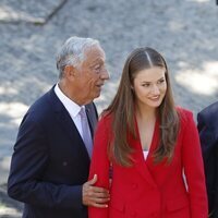 El Presidente de Portugal agarra del brazo a la Princesa Leonor en su primer viaje oficial a Portugal