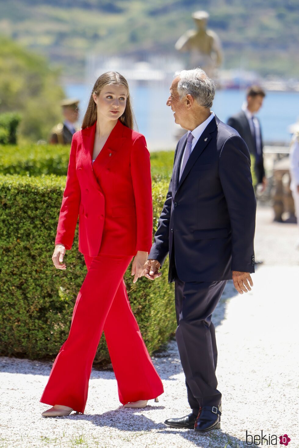 La Princesa Leonor y Marcelo Rebelo de Sousa paseando por los jardines del Palacio de Belém en el primer viaje oficial de la Princesa Leonor a Portugal