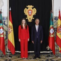 La Princesa Leonor y el Presidente de Portugal posando en el Palacio de Belém en el primer viaje oficial de la Princesa Leonor a Portugal