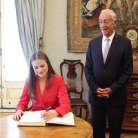 La Princesa Leonor firmando en el libro de honor del Palacio de Bélem en su primer viaje oficial a Portugal