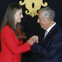 La Princesa Leonor y el Presidente de Portugal cogidos de las manos en el Palacio de Belém en el primer viaje oficial de la Princesa Leonor a Portugal