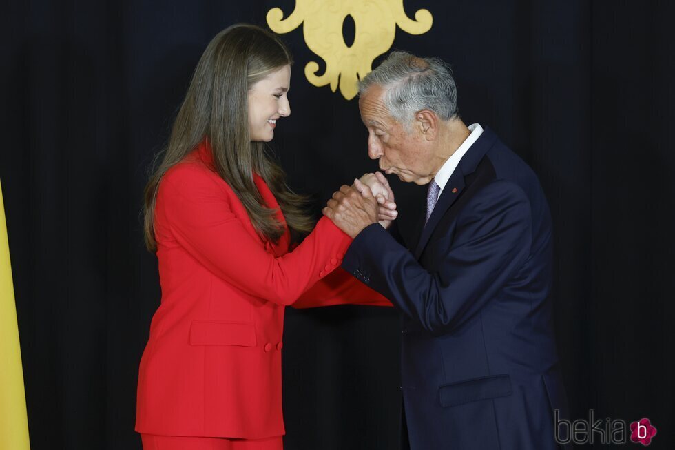 El Presidente de Portugal besa la mano de la Princesa Leonor en el primer viaje de la Princesa Leonor a Portugal