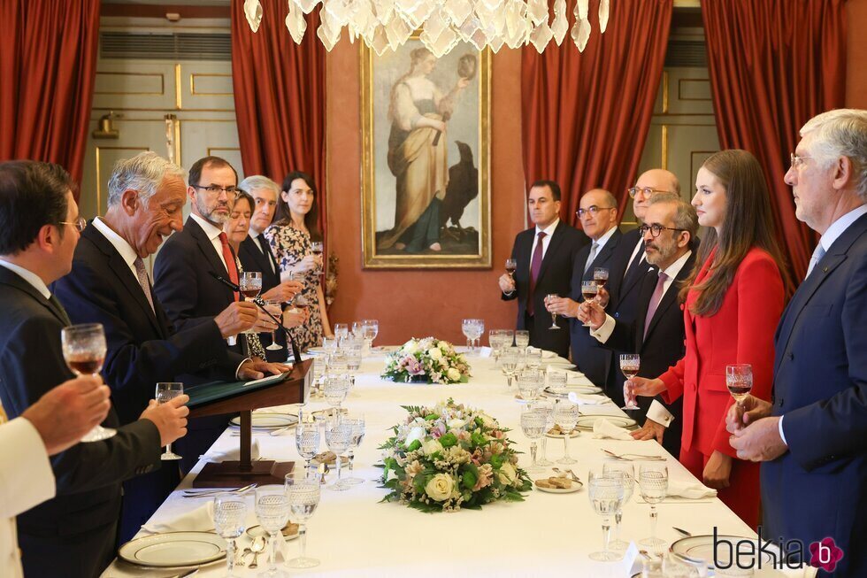 La Princesa Leonor, el Presidente de Portugal y Camilo Villarino en el brindis del almuerzo por el primer viaje oficial de la Princesa Leonor a Portugal