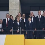 El Príncipe Guillermo y el Príncipe George cantando el himno junto al Rey Felipe VI y la Infanta Sofía en la final de la Eurocopa 2024 entre España e Ingla