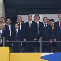 El Príncipe Guillermo y el Príncipe George cantando el himno junto al Rey Felipe VI y la Infanta Sofía en la final de la Eurocopa 2024 entre España e Ingla