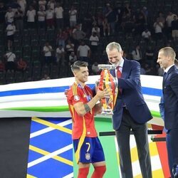 El Rey Felipe VI entrega la Eurocopa 2024 a Morata tras la victoria de España contra Inglaterra