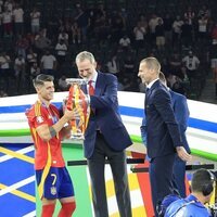 El Rey Felipe VI entrega la Eurocopa 2024 a Morata tras la victoria de España contra Inglaterra