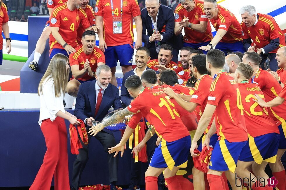 El Rey Felipe VI entrega la Eurocopa 2024 a los jugadores de la selección española en presencia de la Infanta Sofía