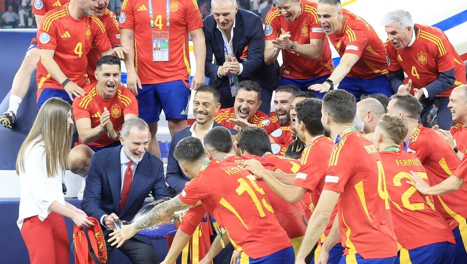 El Rey Felipe VI entrega la Eurocopa 2024 a los jugadores de la selección española en presencia de la Infanta Sofía