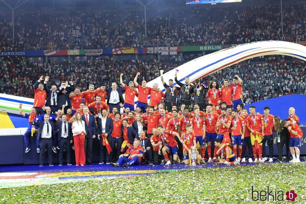 El Rey Felipe VI y la Infanta Sofía con los jugadores de la selección española tras su victoria ante Inglaterra en la Eurocopa 2024