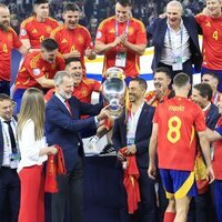 El Rey Felipe VI sostiene la Eurocopa 2024 que ganó España a Inglaterra ante la Infanta Sofía y los jugadores de la selección española