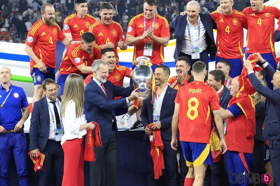 El Rey Felipe VI sostiene la Eurocopa 2024 que ganó España a Inglaterra ante la Infanta Sofía y los jugadores de la selección española