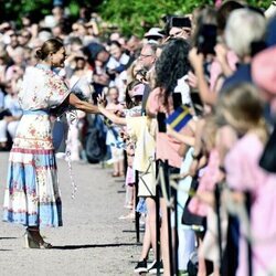 Victoria de Suecia recibe las felicitaciones de la gente por su 47 cumpleaños