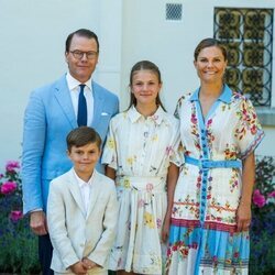 Victoria y Daniel de Suecia y su hijos Estelle y Oscar de Suecia en el 47 cumpleaños de Victoria de Suecia