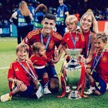Álvaro Morata celebra la victoria de España en la Eurocopa 2024 con su mujer Alice Campello y sus cuatro hijos