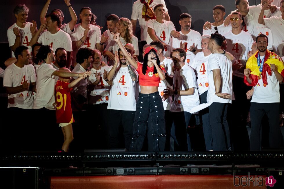 Aitana cantando en la celebración de la victoria de la Selección Española de Fútbol en la Eurocopa 2024