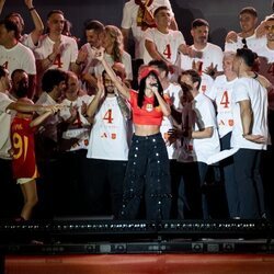 Aitana cantando en la celebración de la victoria de la Selección Española de Fútbol en la Eurocopa 2024