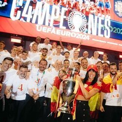 Aitana sujeta la copa en la celebración de la victoria de la Selección Española de Fútbol en la Eurocopa 2024