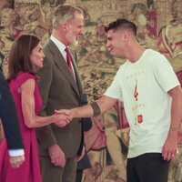 La Reina Letizia da la mano a Morata en la recepción de la Familia Real a la selección española de fútbol tras haber ganado la Eurocopa 2024