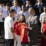 Morata entrega una camiseta de la selección española al Rey Felipe VI en la recepción de la Familia Real en La Zarzuela tras ganar la Eurocopa 2024
