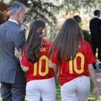 La Princesa Leonor coge del brazo a Felipe VI junto a la Infanta Sofía, muy cómplices en la recepción a la selección española tras ganar la Eurocopa 2024
