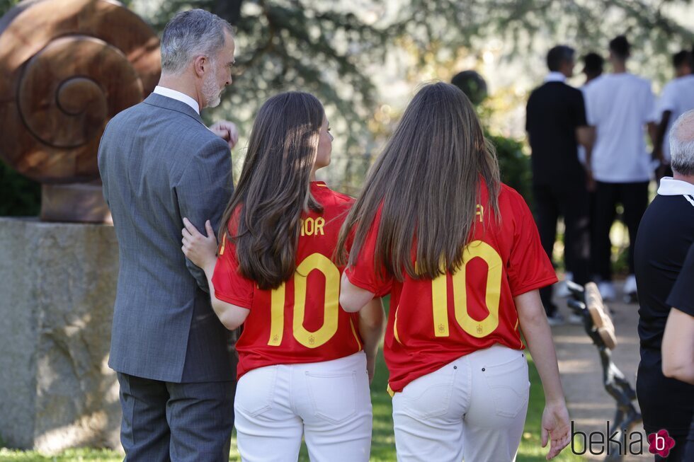 La Princesa Leonor coge del brazo a Felipe VI junto a la Infanta Sofía, muy cómplices en la recepción a la selección española tras ganar la Eurocopa 2024