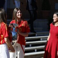 La Princesa Leonor y la Infanta Sofía sostienen la Eurocopa 2024 en presencia de la Reina Letizia en la recepción a la selección española
