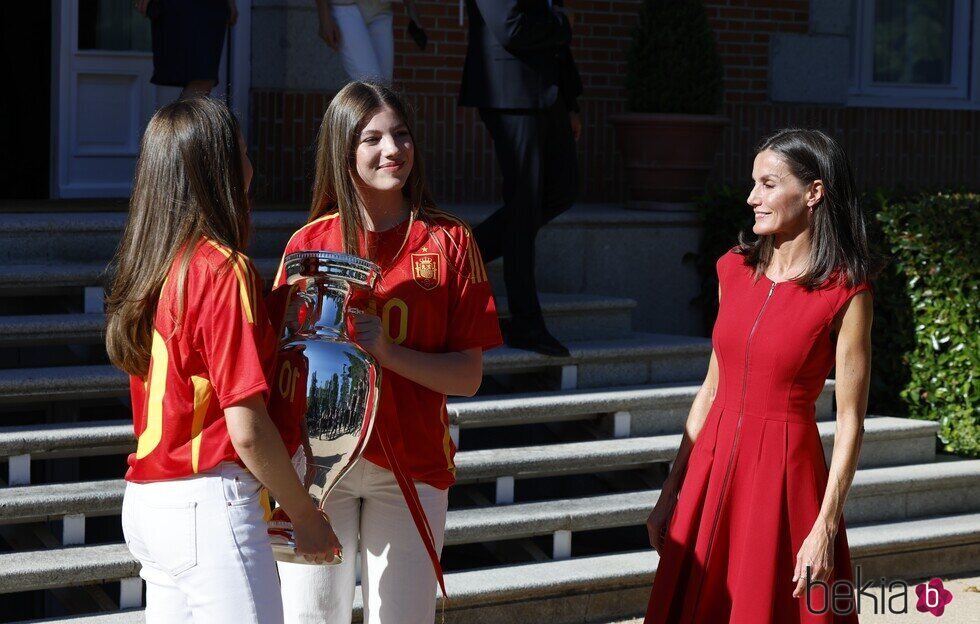 La Princesa Leonor y la Infanta Sofía sostienen la Eurocopa 2024 en presencia de la Reina Letizia en la recepción a la selección española