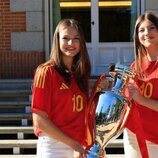 La Princesa Leonor y la Infanta Sofía con la Eurocopa 2024 en la recepción de la Familia Real a la selección española de fútbol tras ganar la Eurocopa