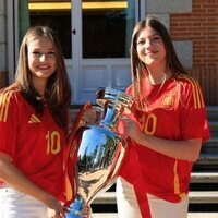 La Princesa Leonor y la Infanta Sofía con la Eurocopa 2024 en la recepción de la Familia Real a la selección española de fútbol tras ganar la Eurocopa