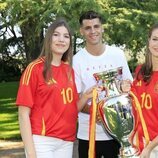 La Princesa Leonor y la Infanta Sofía posan con Morata y con la Eurocopa 2024 en la recepción de la Familia Real a la selección española de fútbol