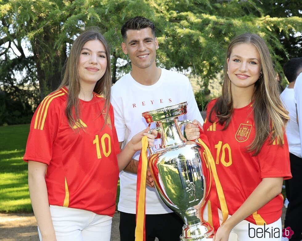 La Princesa Leonor y la Infanta Sofía posan con Morata y con la Eurocopa 2024 en la recepción de la Familia Real a la selección española de fútbol - Recepción de la