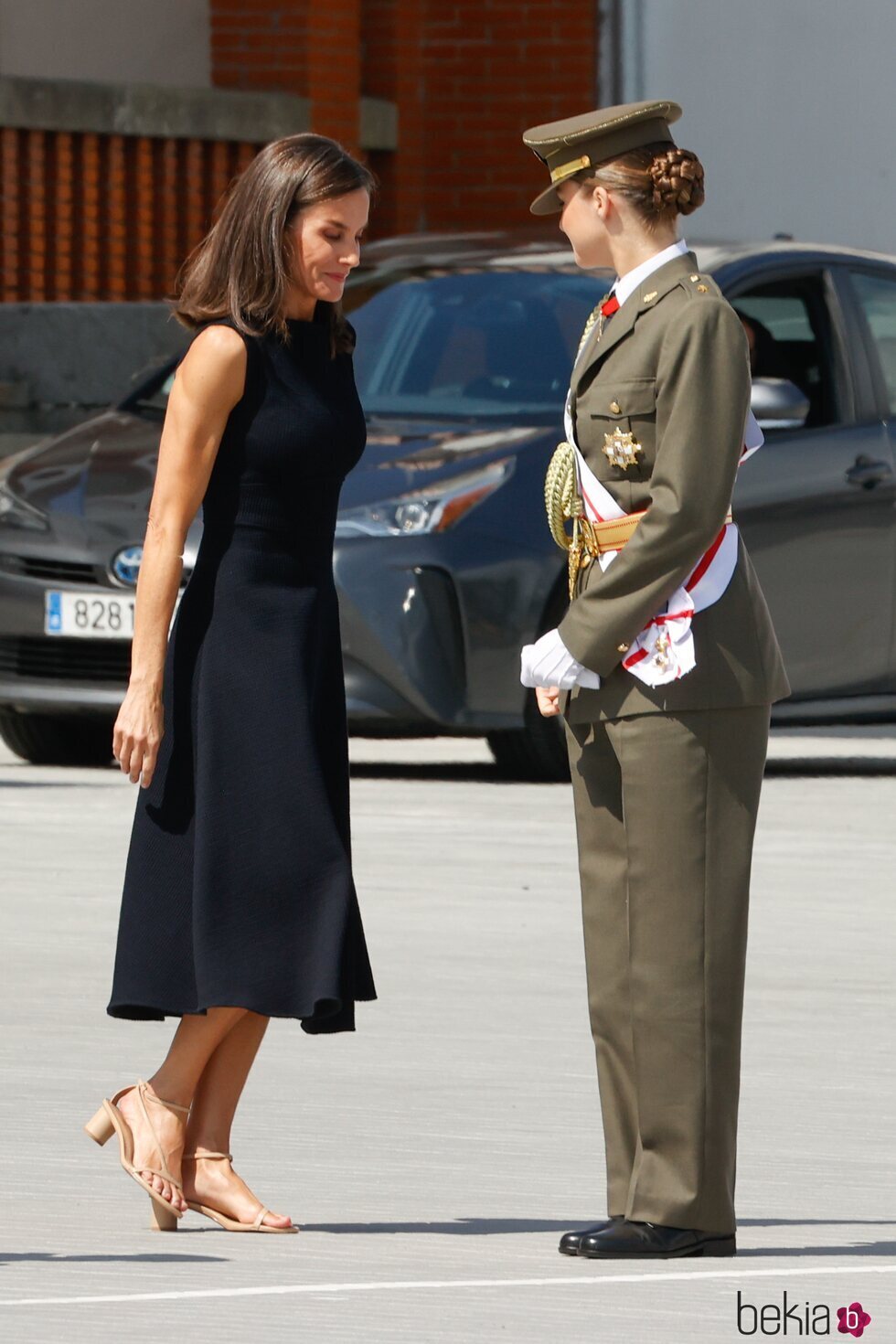 La Reina Letizia y la Princesa Leonor con uniforme de gala del Ejército de Tierra en la entrega de Despachos en la Escuela Naval Militar de Marín