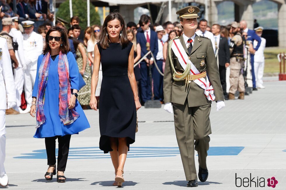 Margarita Robles, la Reina Letizia y la Princesa Leonor con uniforme de gala del Ejército de Tierra en la entrega de Despachos en la Escuela Naval Militar